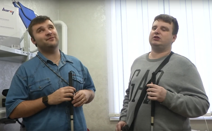 Александр Сакмаров (на фото слева) и Александр Яшин изу­чают средства реабилитации в пунк­те проката на базе Новосибирского дома ветеранов. Фото: www.nso.ru
