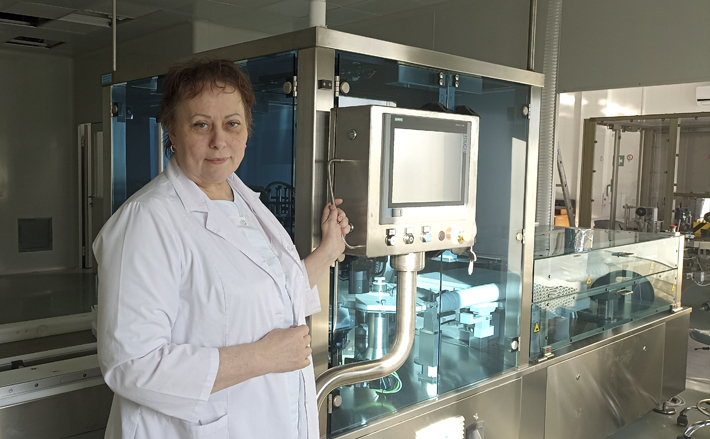 Татьяна Русановская на линии контроля готовой продукции. Автоматика проверяет, чтобы в ампулах и флаконах с вакциной не оказалось посторонних примесей. Фото предоставлено Татьяной Русановской
