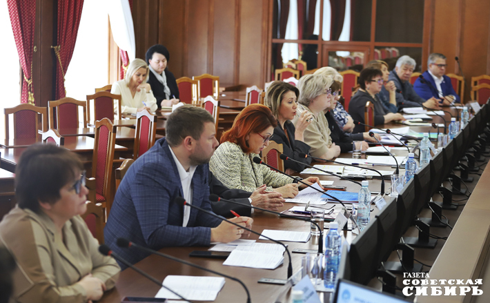 Члены комитета по культуре Заксобрания внимательно выслушали отчет о работе детского омбудсмена региона Надежды Болтенко за прошлый год — в целом результаты неплохие, но проблемы с защитой прав детей по-прежнему остаются. Фото: Андрей Заржецкий