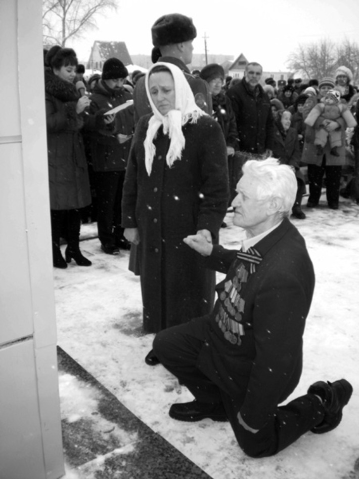 Скорбный момент; мать Елена Николаевна и ветеран войны Владимир Михайлович Калинин перед бюстом Героя России Виталия Неффа.