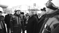 Игорь Сечин знакомится с работой нижневартовских газопереработчиков.