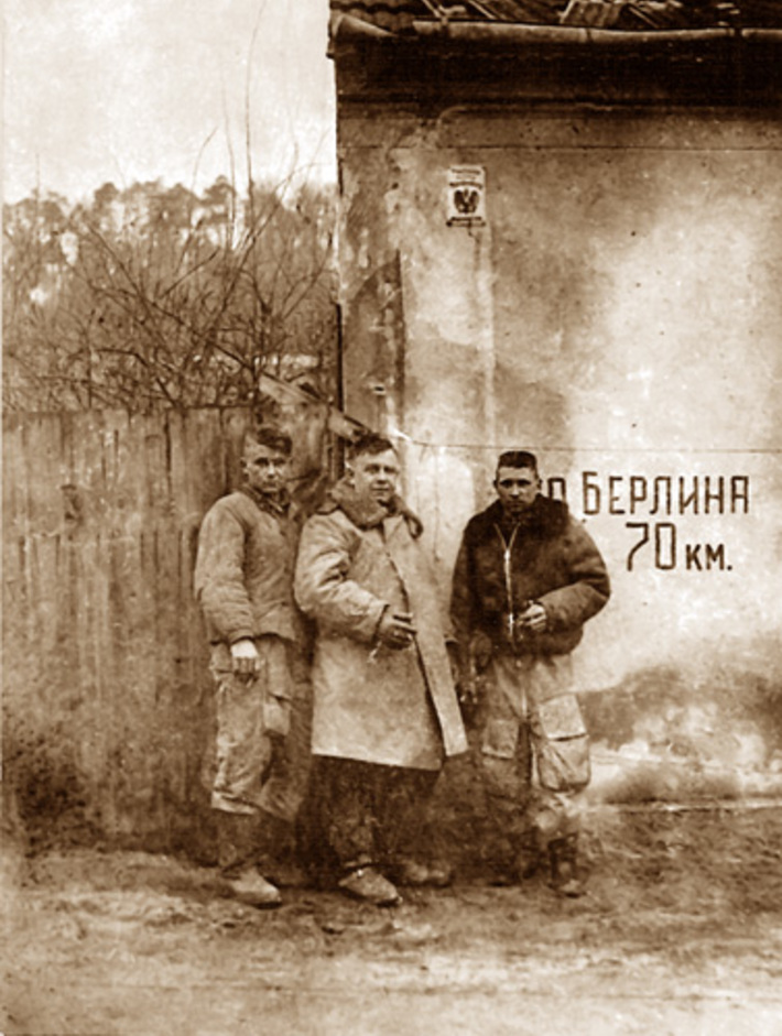 Ефим Гриценко (в центрe) с водителем и ординарцем. Апрель 1945 г. До Берлина 70 км.