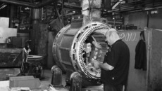 Обмотка статора — почти ювелирная работа.