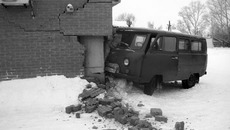 Одно из типичных ДТП с участием нетрезвых водителей. В начале февраля в Краснозерском районе, в состоянии алкогольного опьянения местный житель въехал в здание магазина на УАЗе. На этот раз, к счастью, обошлось без жертв. Фото с сайта Управления ГИБДД ГУВД по НСО.