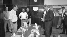 Губернатор Василий Юрченко ознакомился с образцами выпускаемой предприятием продукции. Фото пресс-службы губернатора и правительства Новосибирской области