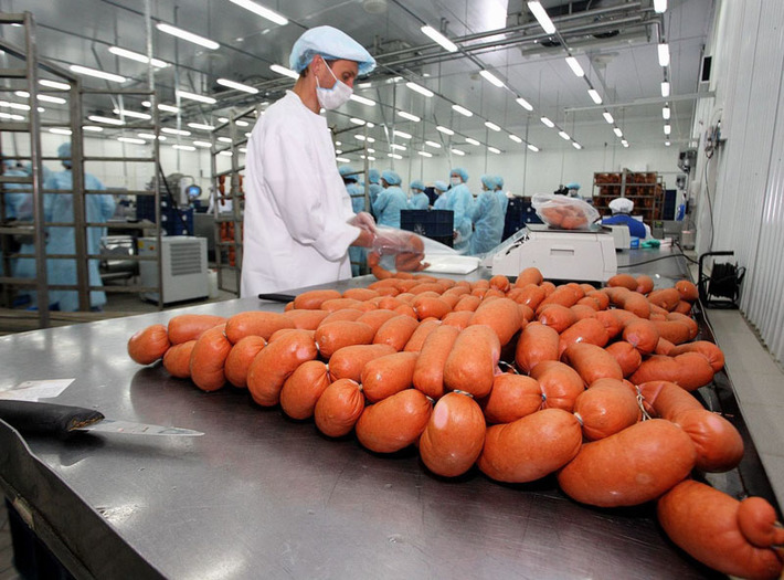 Пакуется готовая продукция. Фото Павла КОМАРОВА