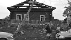Местные жители в шоке от разгула стихии. Фото Александры ФЕДОТОВОЙ (газета «Новая жизнь»)