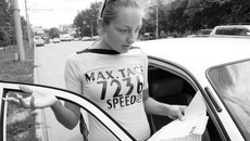 — Сколько?!.. — от стоимости новых страховых полисов у молодых автомобилистов глаза лезут на лоб. Из-за отсутствия водительского опыта страхование обойдется им ещё дороже. Фото Михаила ПЕРМИНА