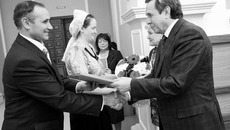 Владимир Городецкий вручил сертификаты на автомобили многодетным семьям.