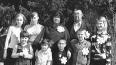 Любви Ольги и Николая хватает на всех детей. Фото из семейного архива АПОКИНЫХ