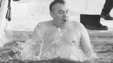 Купаться лучше в специально оборудованных прорубях. Фото Михаила ПЕРМИНА