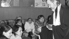 Протоиерей Вячеслав Наумов вручает будущим мамам священные пояски. Фото Веры УТЮПИНОЙ