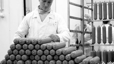 Количество наименований колбасных изделий в будущем достигнет 150. Фото Михаила ПЕРМИНА