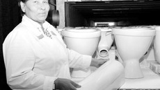 Начальник цеха Людмила Карпенко принимает очередную партию продукции. Фото Михаила ПЕРМИНА