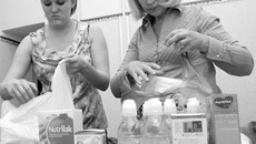 Гуманитарный груз укладывают в специальные пакеты. Фото Михаила ПЕРМИНА