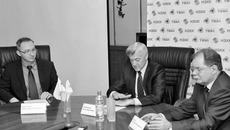 Новый генеральный директор ОАО «НЗХК» Константин Вергазов, вице-президент ОАО «ТВЭЛ» Пётр Лавренюк и прежний генеральный директор предприятия Владимир Рожков (слева направо). Фото предоставлено пресс-службой ОАО «НЗХК»