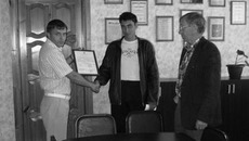 Директор ЦЗН г. Татарска Алексей Абрамов вручает очередной переселенческий билет