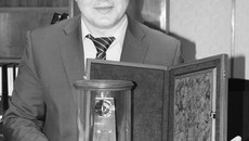 Амир Алямов гордится полученной в 2012 году НИИЭП знаковой наградой — Национальной премией «Золотая идея» — за вклад предприятия в повышение обороноспособности страны. Фото Светланы ДРОЗДОВОЙ