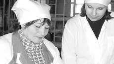 Зарема Кравцевич на уроке у наставницы Ираиды Казаковой. Фото Зои ТЮРИНОЙ