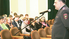 Сотрудники ГИБДД напоминают студентам СГУПС о том, как вести себя на дорогах. Фото Михаила ПЕРМИНА