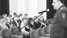 Сотрудники ГИБДД напоминают студентам СГУПС о том, как вести себя на дорогах. Фото Михаила ПЕРМИНА