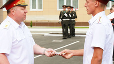 Новые погоны военнослужащим вручает генерал-лейтенант Виктор Стригунов. Фото Дмитрия БОЛДЫРЕВА