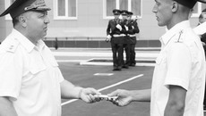 Новые погоны военнослужащим вручает генерал-лейтенант Виктор Стригунов. Фото Дмитрия БОЛДЫРЕВА