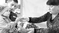 Ярмарок становится больше, тематика и ассортимент товаров растут как на дрожжах. На фото — ярмарка «Медовый Спас». Фото Аркадия УВАРОВА