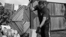 Отныне вводится запрет на продажу, обмен или дарение древесины, которую граждане получили для хозяйственных нужд. Фото Михаила ПЕРМИНА