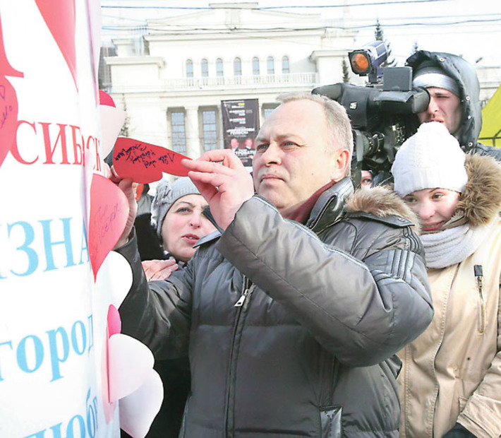 Исполняющий обязанности мэра Владимир Знатков пожелал городу любви. Фото Михаила ПЕРМИНА