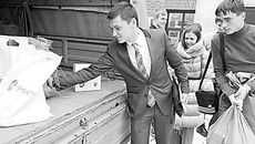 Погрузка отработанных элементов питания, собранных в рамках проекта «Разрядка», в экомобиль. Фото Аркадия УВАРОВА