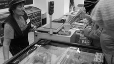 На социальной ярмарке можно было купить продукты дешевле и поучаствовать в дегустации. Фото Аркадия УВАРОВА