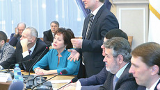 Президент Новосибирской городской ТПП Юрий Бернадский отметил вклад победителей в развитие города. Фото Михаила ПЕРИКОВА