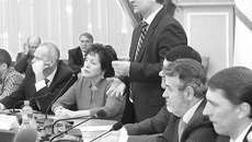 Президент Новосибирской городской ТПП Юрий Бернадский отметил вклад победителей в развитие города. Фото Михаила ПЕРИКОВА
