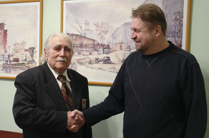 Участник парада Победы в Новосибирске Я. Ф. Осадчий и сотрудник Музея города Новосибирска К. А. Голодяев. Фото предоставлены Константином ГОЛОДЯЕВЫМ