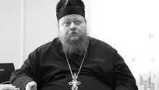 Отцу Феодосию запрещено проводить обряды и носить крест