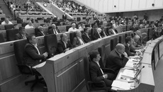 Депутаты уже в третий раз внесли корректировки в закон об областном бюджете. Фото Аркадия УВАРОВА