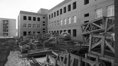 В новой школе, состоящей из четырех блоков, будут плавательный бассейн с шестью дорожками длиной 25 метров, большой спортивный зал с душевыми и раздевалками, столовая на 330 мест,
конференц-зал на 350 мест. Фото Аркадия УВАРОВА
