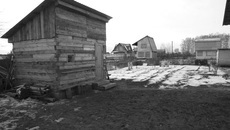 Садоводы уверяют: на практике трудностей при купле-продаже дач не возникает, даже если постройка не зарегистрирована. Покупатель видит товар своими глазами. Ведь продается не дом, а земельный участок, причем цена на него складывается из многих составляющих. Естественно, берется в расчет и качество строений. Если это добротный домик или коттедж, цена фазенды возрастает. Если участок пустой, он стоит дешевле. А вот наличие развалюхи может сыграть на понижение цены и стать в глазах покупателя серьезным минусом: ветхое наследство надо будет сносить, а это тоже влетит в копеечку. Фото Аркадия УВАРОВА