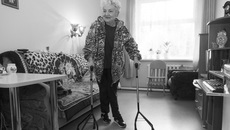 Галина Сергеевна Каротина направляется на прием к терапевту. Каждый шаг до коляски дается непросто. Фото Аркадия УВАРОВА