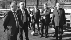Директор политехнического лицея Юрий Вебер (второй слева) демонстрирует гостям спортивную площадку с искусственным покрытием. Фото Юрия ШУВАЕВА