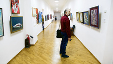 «Красный проспект» представляет 1067 произведений 543 художников и искусствоведов. Это один из крупнейших выставочных проектов на постсоветском пространстве. Символично, что все пять выставок развернулись на четырех экспозиционных площадках вдоль главной улицы Новосибирска — Красного проспекта. Фото Аркадия УВАРОВА