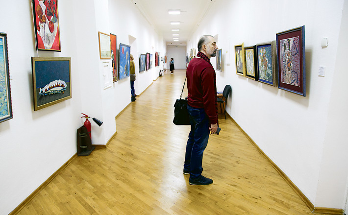 «Красный проспект» представляет 1067 произведений 543 художников и искусствоведов. Это один из крупнейших выставочных проектов на постсоветском пространстве. Символично, что все пять выставок развернулись на четырех экспозиционных площадках вдоль главной улицы Новосибирска — Красного проспекта. Фото Аркадия УВАРОВА