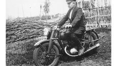 Директор совхоза «Кабинетный» объезжает поля. 1950 год