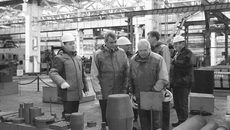 Визит в Линёво полномочного представителя Президента РФ в Сибирском федеральном округе Сергея Меняйло был связан с деятельностью «ЭПМ-НовЭЗ», обеспечивающего пятую часть населения поселка рабочими местами. Фото предоставлены Администрацией р.п. Линево