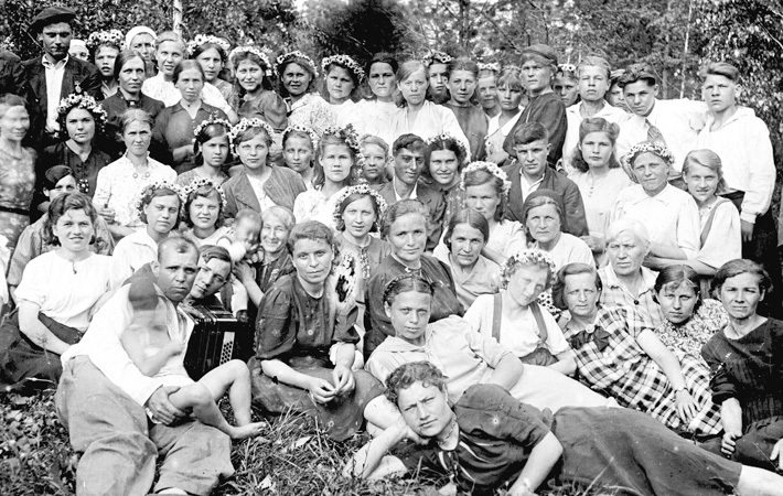 Коллектив швейной фабрики, эвакуированной из украинского Николаева, досрочно выполнил полугодовой план. 1942 год
