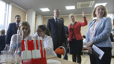 Андрей Травников посетил детский технопарк, где работают тематические площадки I регионального хакатона «Международные образовательные программы — InterEducation»: детский научный клуб STEMkids для младших школьников, «Агрономия», «АгроНТИ — цифровая агрономия», «Технопредпринимательство», «Интеллектуальные робототехнические системы», международный проект «Новые производственные решения для цифровой экономики», «Беспилотные летательные аппараты», «Биотехнология». Фото с сайта nso.ru