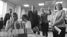 Андрей Травников посетил детский технопарк, где работают тематические площадки I регионального хакатона «Международные образовательные программы — InterEducation»: детский научный клуб STEMkids для младших школьников, «Агрономия», «АгроНТИ — цифровая агрономия», «Технопредпринимательство», «Интеллектуальные робототехнические системы», международный проект «Новые производственные решения для цифровой экономики», «Беспилотные летательные аппараты», «Биотехнология». Фото с сайта nso.ru