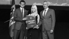 «Золотую книгу выпускников 2018 года» демонстрируют врио губернатора Андрей Травников и два медалиста — Натали Леонтьева, окончившая новосибирскую школу № 162 с углубленным изучением французского языка, победительница российских олимпиад школьников по истории и французскому языку, получившая 100 баллов за ЕГЭ по истории и литературе, и Евгений Панков, выпускник Ивановской школы Баганского района, стобальник по истории, абсолютный победитель всероссийской телевизионной олимпиады школьников «Умницы и умники». Фото предоставлено пресс-центром правительства Новосибирской области