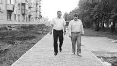 Глава Искитимского района О.В. Лагода (слева)
с главой Чернореченского сельсовета С.В. Каликиным принимают работы по благоустройству территорий. Фото Анны ЗУБАРЕВОЙ